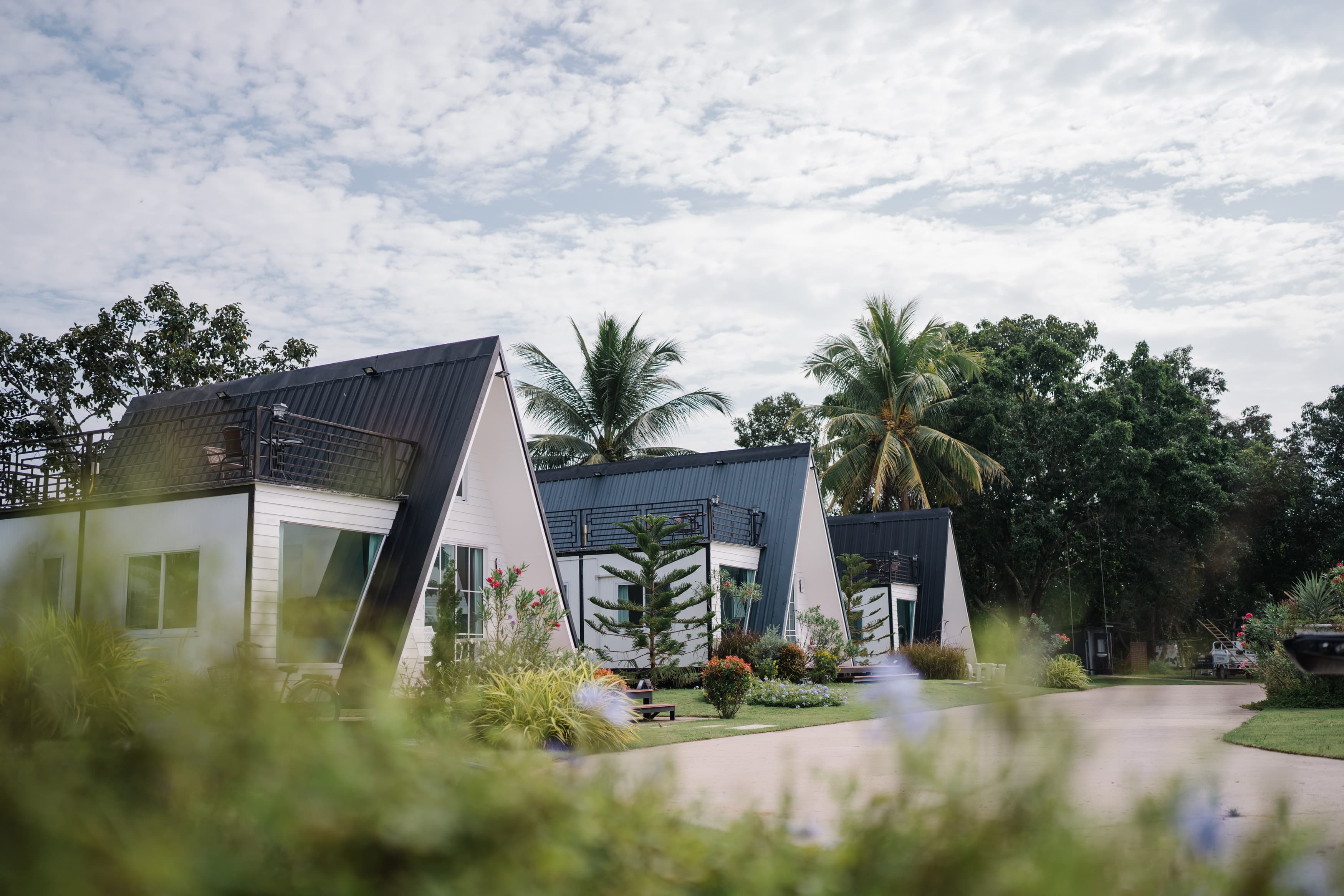 บ้านพักสไตล์ A-Frame สีขาวกลางสวน ที่ Natcha Villas